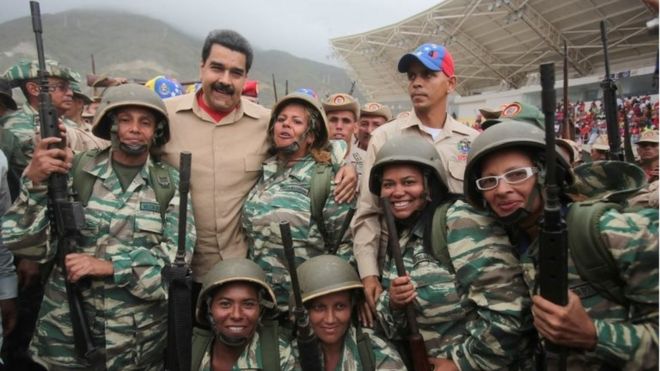 Президент Венесуэлы Николас Мадуро (задний ряд 2-й слева) позирует для фото с ополченцами во время военного парада в Ла Гуайре, Венесуэла, 21 мая 2016 года