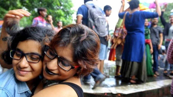 Индийские активисты сообщества лесбиянок, геев, бисексуалов и транссексуалов (ЛГБТ) обнимают друг друга во время празднования во время митинга в Верховном суде в Калькутте, Восточная Индия, 6 сентября 2018 года.