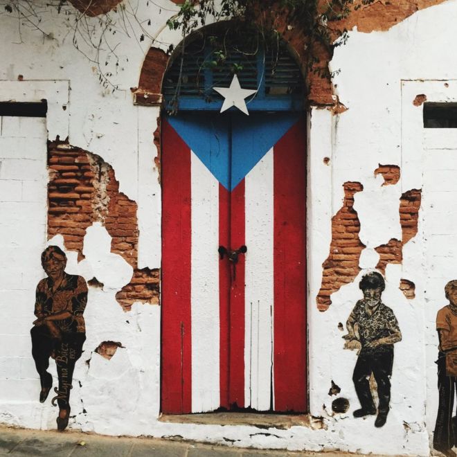 Дверь, окрашенная в вид флага Пуэрто-Рико