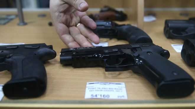 Некоторые штаты разрешают осужденным за насилие в семье продавать свое оружие или передавать его третьему лицу