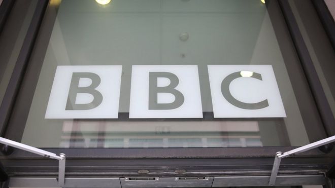Окно над дверью с логотипом BBC