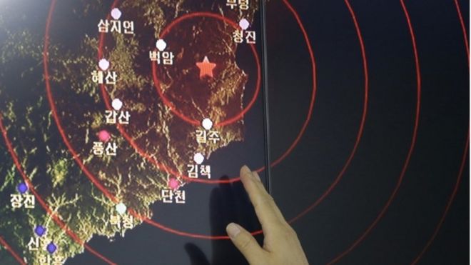 В эту пятницу, 9 сентября 2016 года, файл с фотографиями, на котором сотрудник Землетрясения и вулкана Корейского отдела мониторинга указывает на эпицентр сейсмических волн в Северной Корее, в Сеуле, Южная Корея.