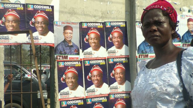 Плакаты, в основном изображающие сенатора Годсвилла Акпабио в штате Аква Ибом, Нигерия