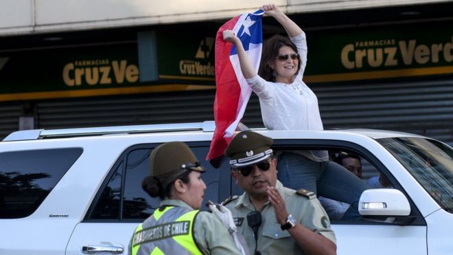 Mujer con bandera chilena