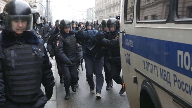 Полиция задерживает протестующих в центре Москвы 2 апреля