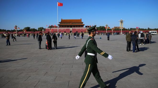 Полувоенный офицер патрулирует площадь Тяньаньмэнь в Пекине, Китай, 29 октября 2015 года.