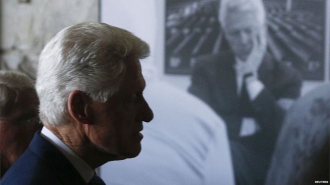 Бывший президент США Билл Клинтон прибыл на церемонию празднования 20-й годовщины резни в Сребренице в Потокари,