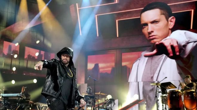 «این شانسی است که فقط یک‌بار به سراغت میاد.» شعار انگیزه‌بخش امینم در ترانه‌اش حالا تبدیل به شعار تبلیغاتی سیاسی شده است.