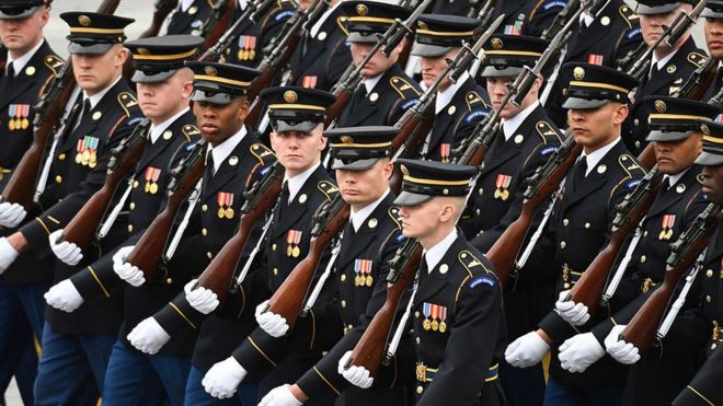 Военнослужащие маршируют во время инаугурации президента.