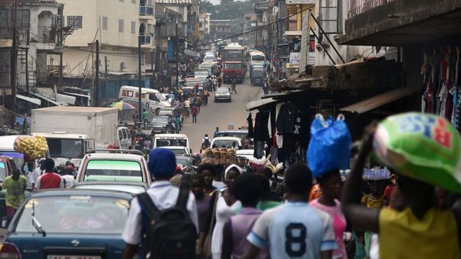 Люди, идущие по улице во Фритауне, Сьерра-Леоне