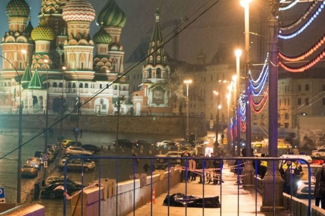Тело Бориса Немцова лежит на Москворецком мосту