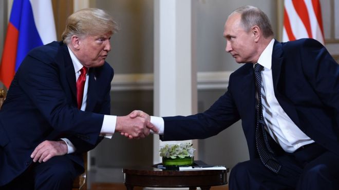 Президент России Владимир Путин и президент США Дональд Трамп пожимают друг другу руки - 16 июля 2018 года