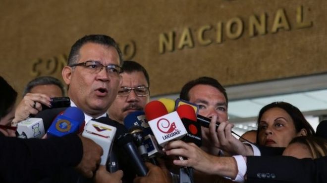 Вице-президент Венесуэлы в Национальном собрании Энрике Маркес (C), беседует со СМИ после встречи с директорами Национального избирательного совета (CNE) в Каракасе, Венесуэла, 1 июня 2016 года.