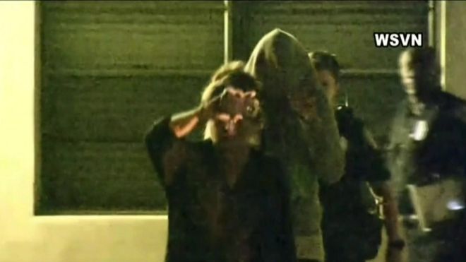 Noor Mateen saliendo del departamento que compartía con Omar Mateen.