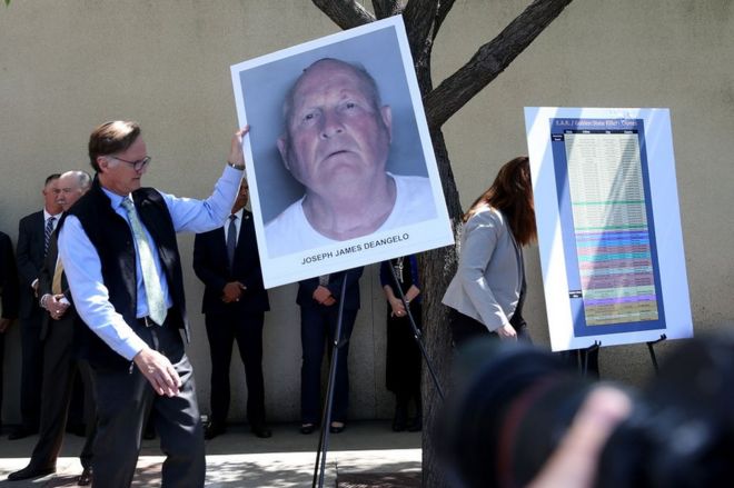 Фото обвиняемого насильника и убийцы Джозефа Джеймса ДеАнджело демонстрируется во время пресс-конференции 25 апреля 2018 года в Сакраменто, штат Калифорния.
