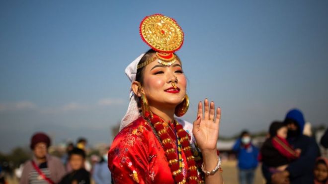 1 Ocak'ta Nepal'in başkenti Kathmandu'da düzenlenen Sakela festivalinde Kirat topluluğundan bir kadın geleneksel kıyafetlerle dans ediyor, 1 Ocak 2022