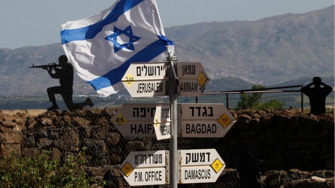 Una bandera israelí ondea junto a los altos del Golán.