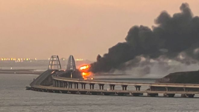 Un incendio en el puente de Kerch