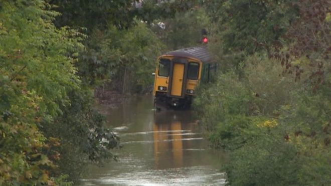Поезд линии Долин был затоплен паводковыми водами в Пенрависбер, недалеко от рябины, во время шторма Каллум, и пассажиры были эвакуированы