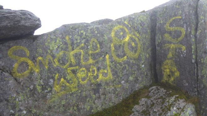 Лозунг «Дымчатая травка», нарисованный на скалах под южной вершиной Трифана