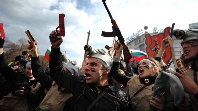 Студенты с картонным оружием участвуют в спектакле во время антиправительственной акции протеста перед парламентом Болгарии в Софии 20 ноября 2013 года.