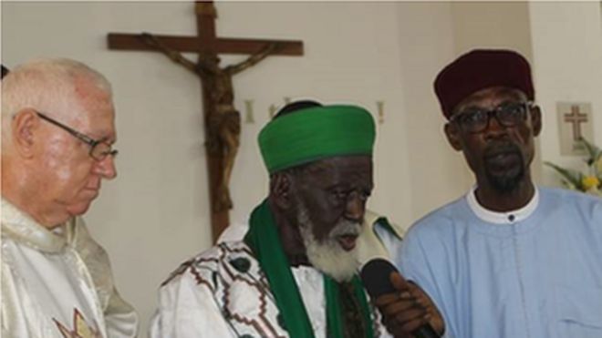 Le Père Andrew Campbell (G) et le Sheikh Osman Sharubutu (D)