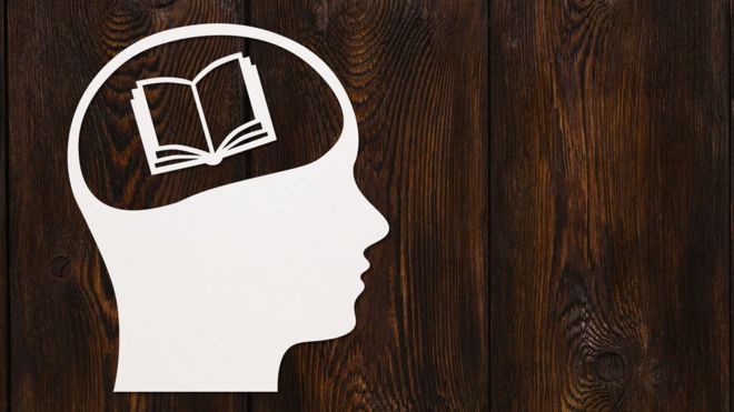 Dibujo de un figura humana con un libro en la cabeza.