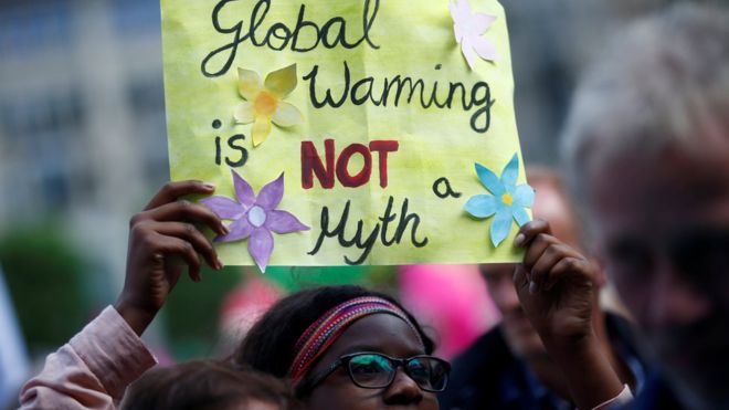 Una pancarta reza "El cambio climático no es un mito" durante protestas antes de la cumbre del G20 en Hamburgo en 2017