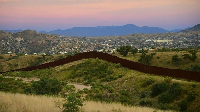 Части барьера уже были построены на границе США и Мексики