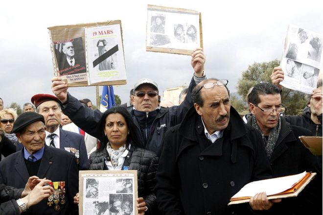 Снимок, сделанный во время демонстрации потомков Харкиса в 2016 году в Ривесальте против празднования прекращения огня в Алжире 19 марта.