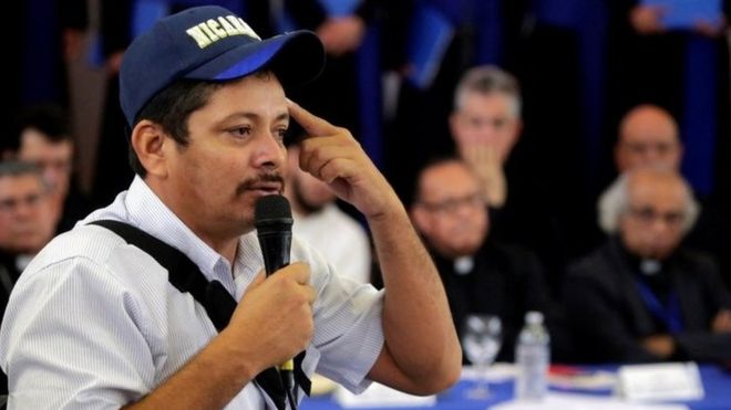 Лидер фермы Медардо Майрена выступает во время первого раунда диалога в Манагуа, Никарагуа, 16 мая 2018 года