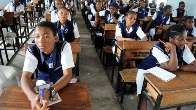 1 ноября 2012 года учащиеся сидят на занятиях в государственной средней школе Икойи в Лагосе, коммерческой столице Нигерии.