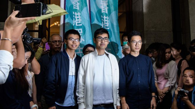 （左至右）黃之鋒、周永康、羅冠聰在香港終審法院外（7/11/2017）