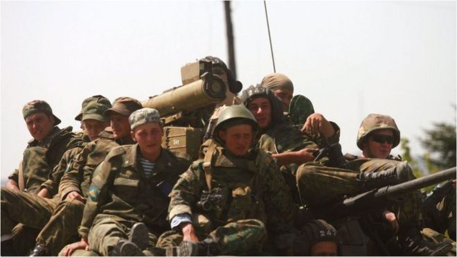 Російські солдати на танку