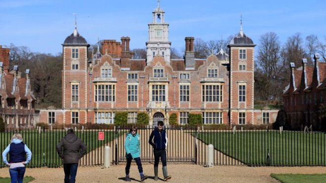 Посетители видны в Blickling Hall and Estate в Норвиче, который был закрыт Национальным фондом для борьбы с распространением коронавируса