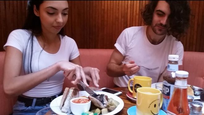 Молодая пара завтракает