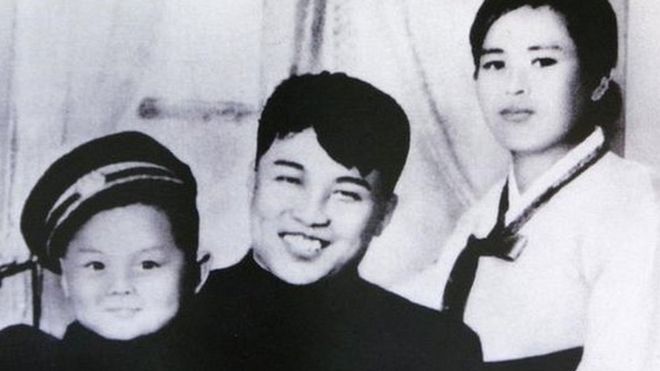 Una foto sin fecha de Kim Il-sung (al medio), su primera esposa Kim Jong-suk y su hijo Kim Jong-il, exhibida en una escuela secundaria en Seúl.