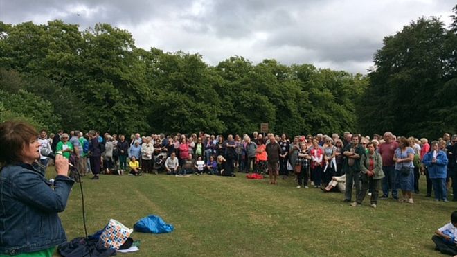 Митинг протеста в Calderstones Park