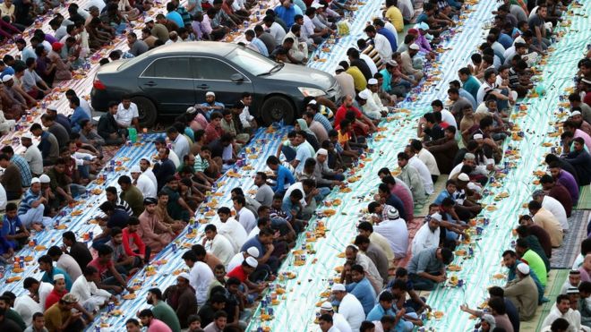 مسلمون يفطرون في ساحة عامة في مدينة دبي بدولة الإمارات العربية