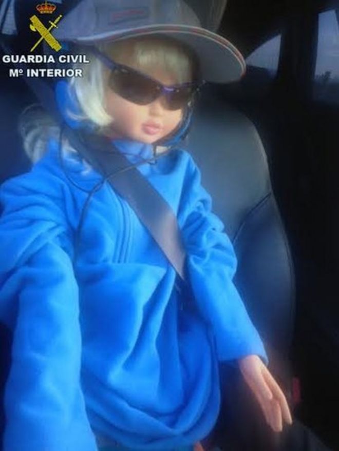 Изображение куклы на пассажирском сиденье автомобиля - опубликовано Guardia Civil 21 июня 2016 года