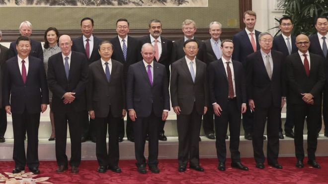 Фотография президента Китая Си Цзиньпина, позирующего с китайскими предпринимателями и руководителями американских технологических гигантов Facebook и Microsoft