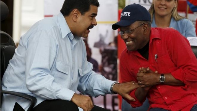 Президент Николас Мадуро (слева) беседует с вице-президентом Венесуэлы Аристобуло Истурисом во время митинга против закона об амнистии оппозиции во Дворце Мирафлорес в Каракасе 7 апреля 2016 года.