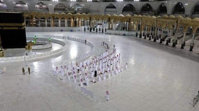 La distance sociale est respectée à la Mecque lors des heures de prières