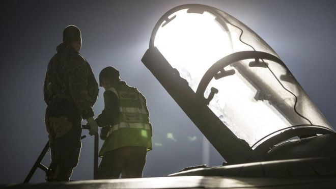 RAF Tornado Navigator садится в кабину перед взлетом на самолет на Ближнем Востоке
