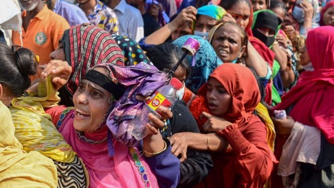 সরকারি পণ্য কেনার দীর্ঘ লাইনে উদ্বিগ্ন কিছু ভোক্তা।