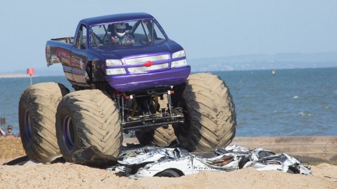 Un monster truck en acción.