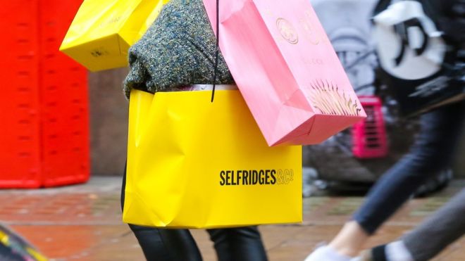 2018/12/23: на Оксфорд-стрит в Лондоне видна женщина с сумками для покупок. В последнюю минуту рождественские покупатели пользуются преимуществами предновогодних сделок на Оксфорд-стрит в Лондоне. По сообщениям, все меньше покупателей совершают покупки на главных улицах Британии, поскольку продажи в Интернете растут.