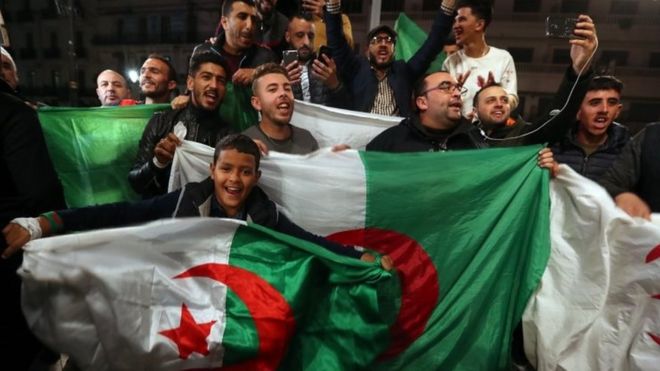 Люди машут национальными флагами Алжира в Алжире. Фото: 2 апреля 2019 года