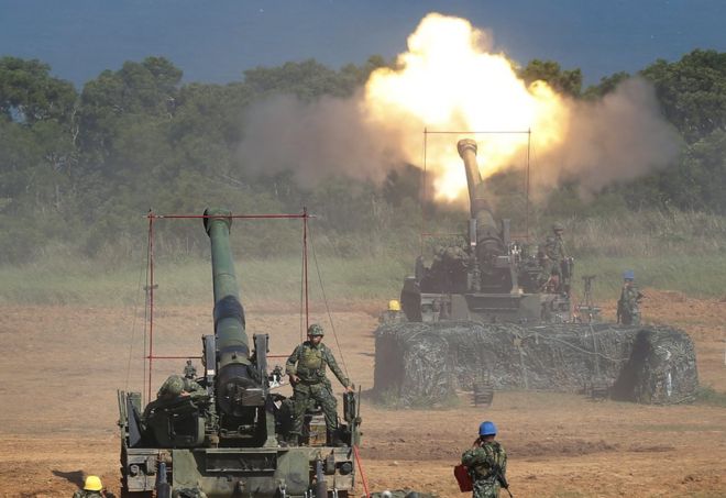 На этой фотографии, сделанной 10 сентября 2015 года, военная огневая артиллерия Тайваня из самоходных гаубиц во время ежегодных учений Хан Куанг в Синьчжу на северо-востоке Тайваня