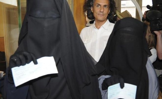 Две женщины предъявляют штрафы за ношение никаба в Брюсселе в 2011 году. Штрафы были оплачены французским бизнесменом Рашидом Некказом
